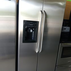 G/E Refrigerator Stainless Steel Everything Works Good 