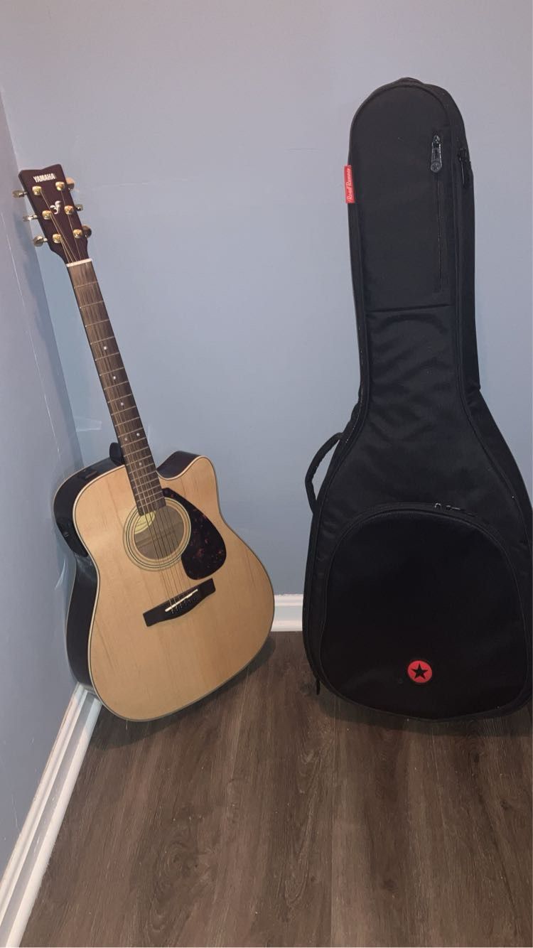 Acoustic Guitar With Road Runner Bag 