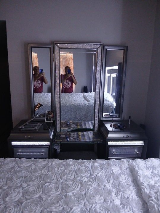 Diamond BedSet And Vanity Dresser