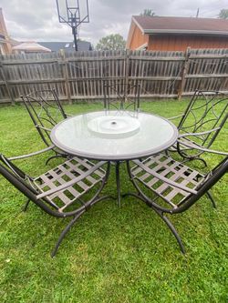 Outdoor Patio Table and 5 Chairs Set