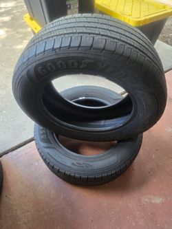 Both Tires Goodyear ASSURANCE 235 60R17 Like new