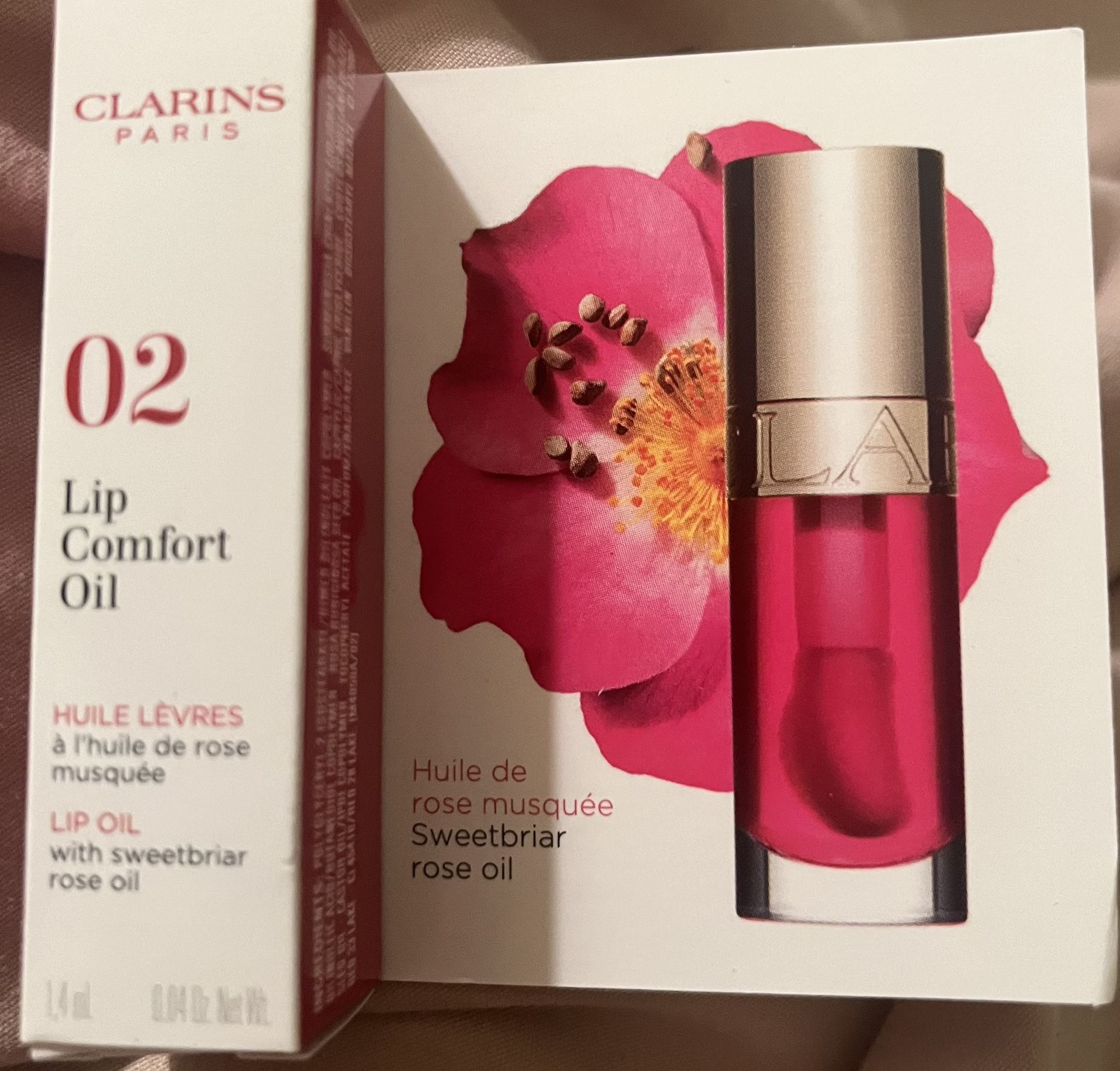 Clarins Lip Comfort Oil Huile De Rose Musquee. Sweetbriar Rose Oil. Sample size 1.4ml 0.04 net Wl. Comes from a smoke free environment.