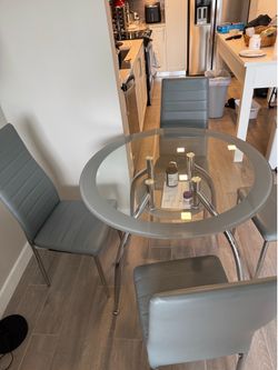 Table and 4 chairs SELLING AS SET ONLY.