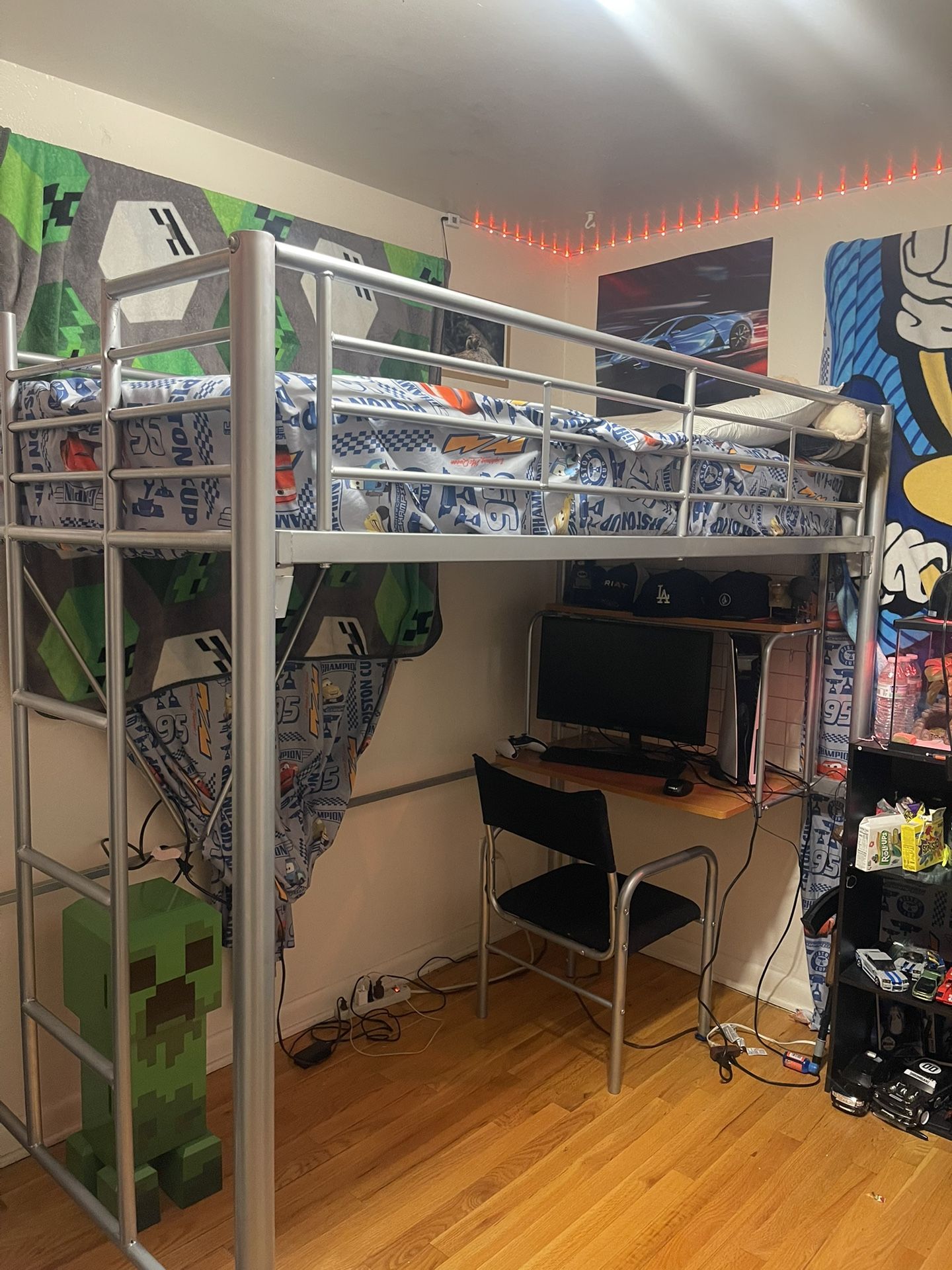 🚨 Loft Bed with Built-In Desk – Great Condition! 🛏️💻