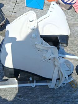Girls size 3 ice skates