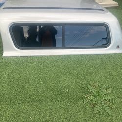 EXCELLENT CONDITION LEER TRUCK TOPPER WITH KEYS AND ALL THE HARDWARE…make an offer 