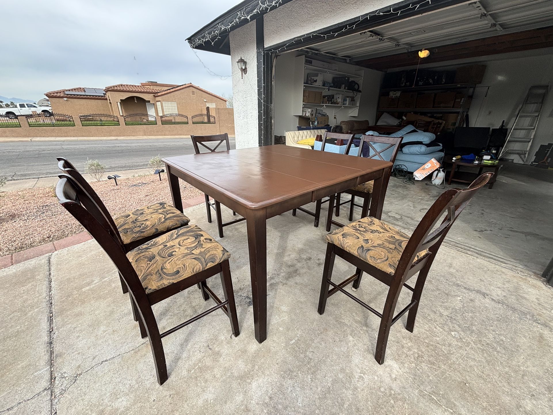 High top dinner table with leaf and 6 chairs,please see all pictures,can deliver