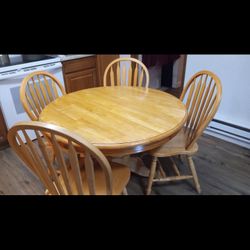 Circular Leaf Table With Chairs $40