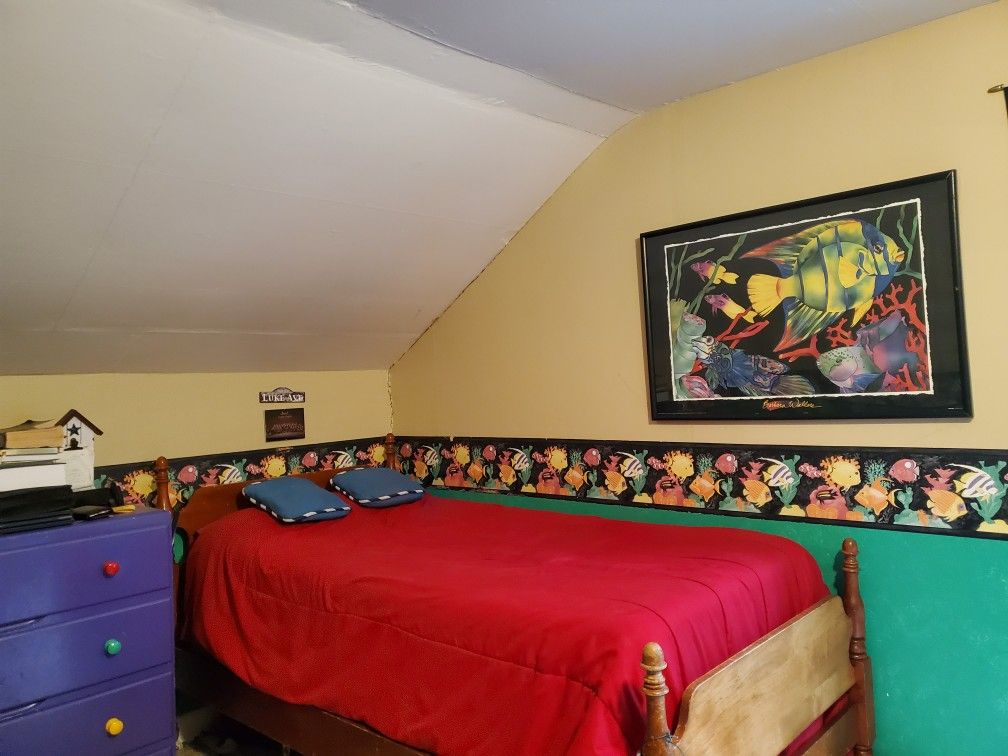 Two Comfortable Single Beds. Included Are The Wood Frames, Boxes And Mattresses.