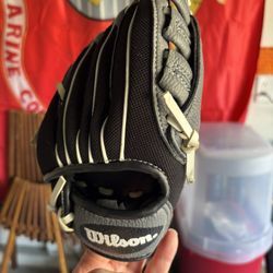 Small Wilson Mitt