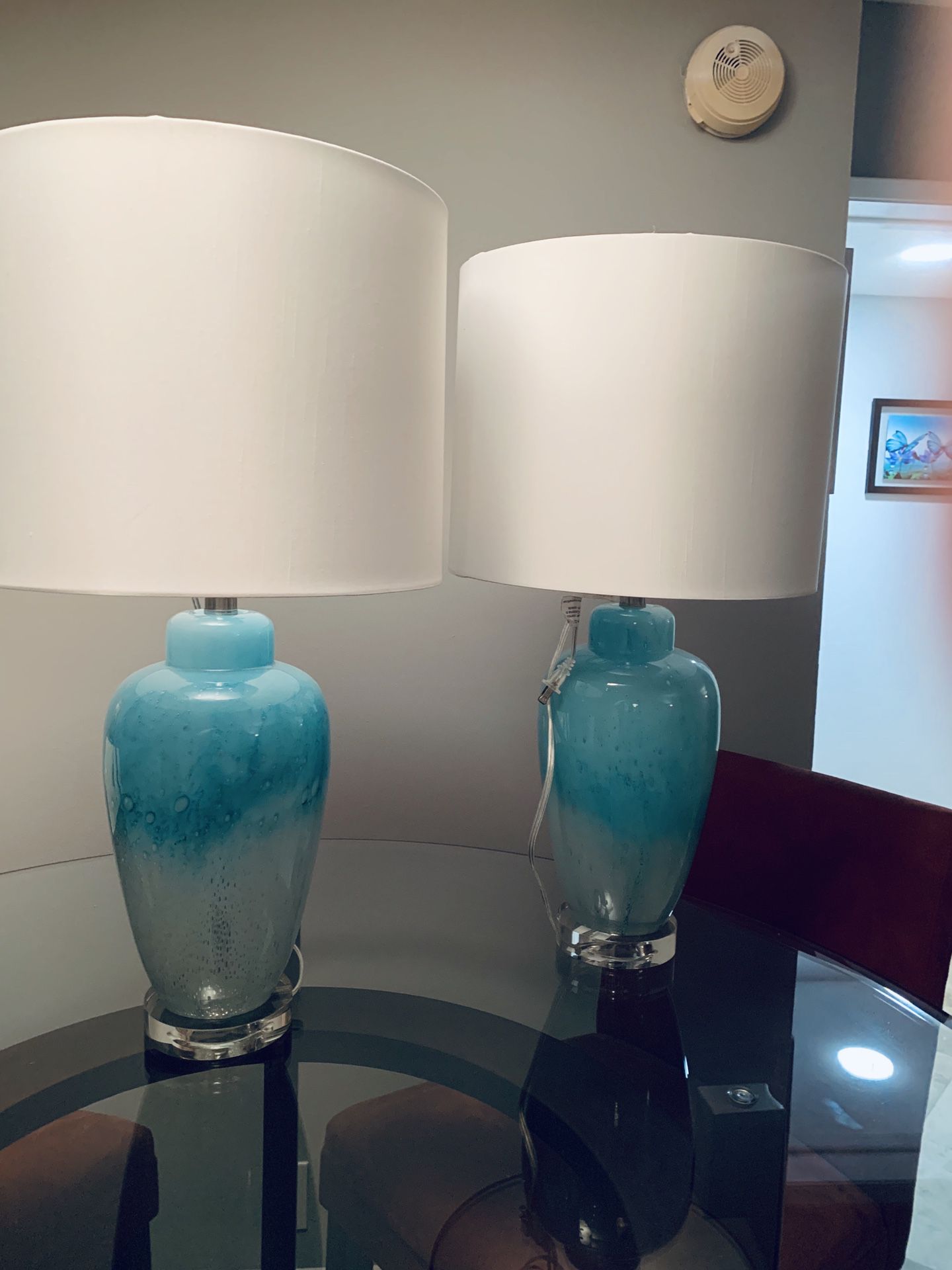 SET OF TWO BEAUTIFUL GLASS LAMPS.