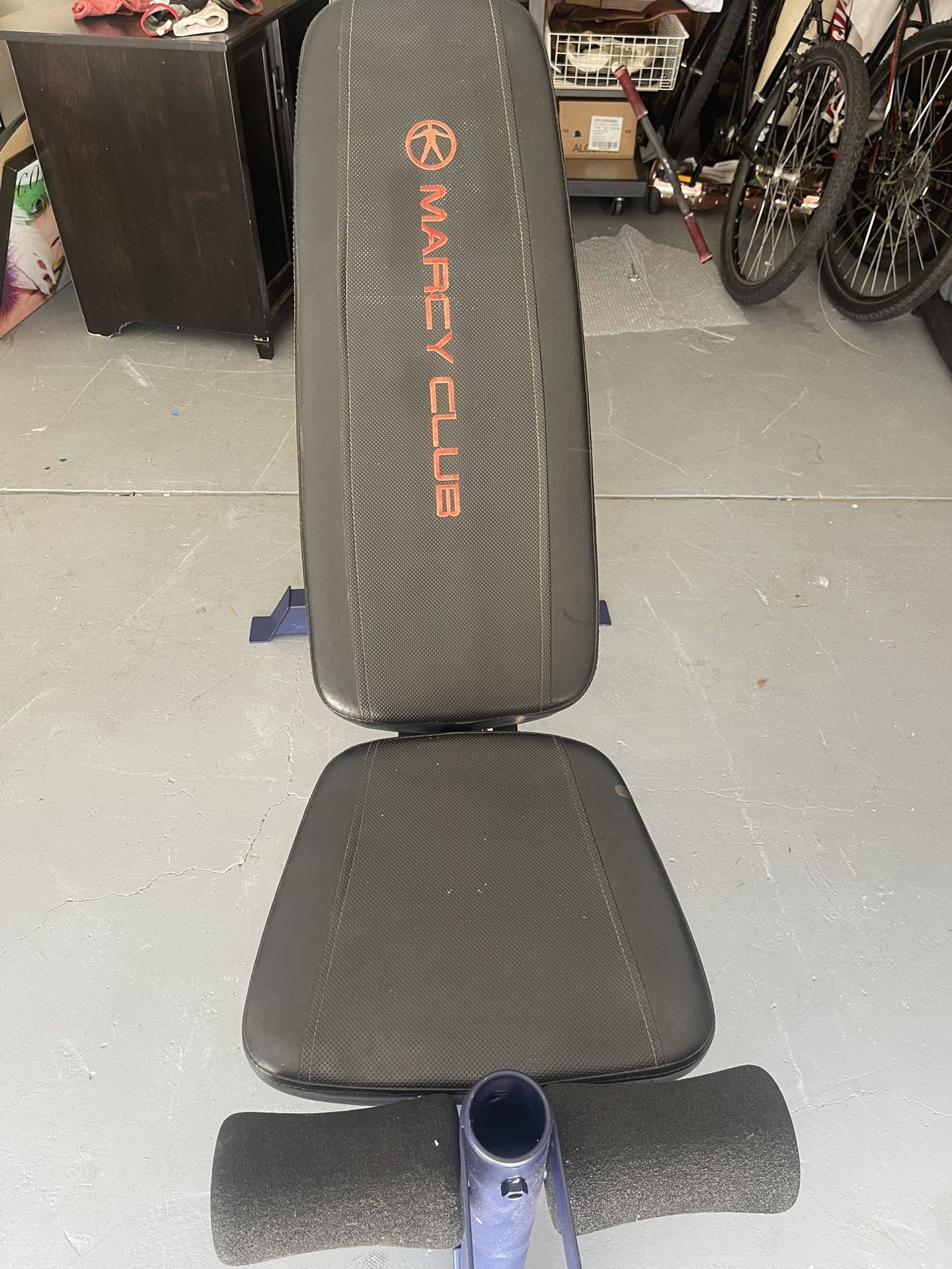 Foldable weight bench