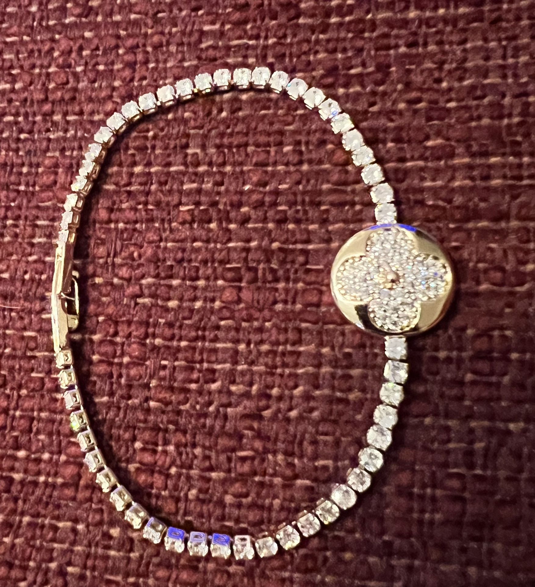 Gold Bracelet With Diamond Flower Pattern