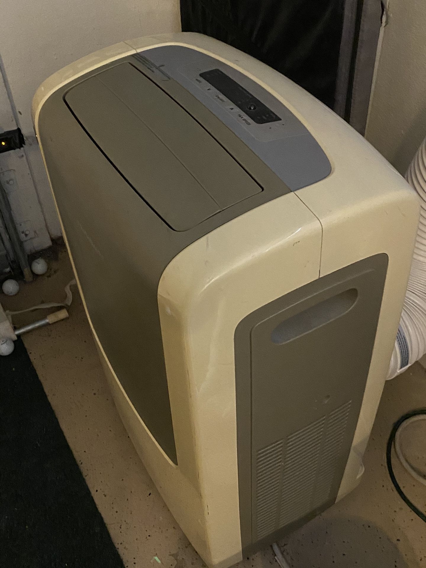 frigidaire 11000 btu portable air conditioner works great! fra113pt1