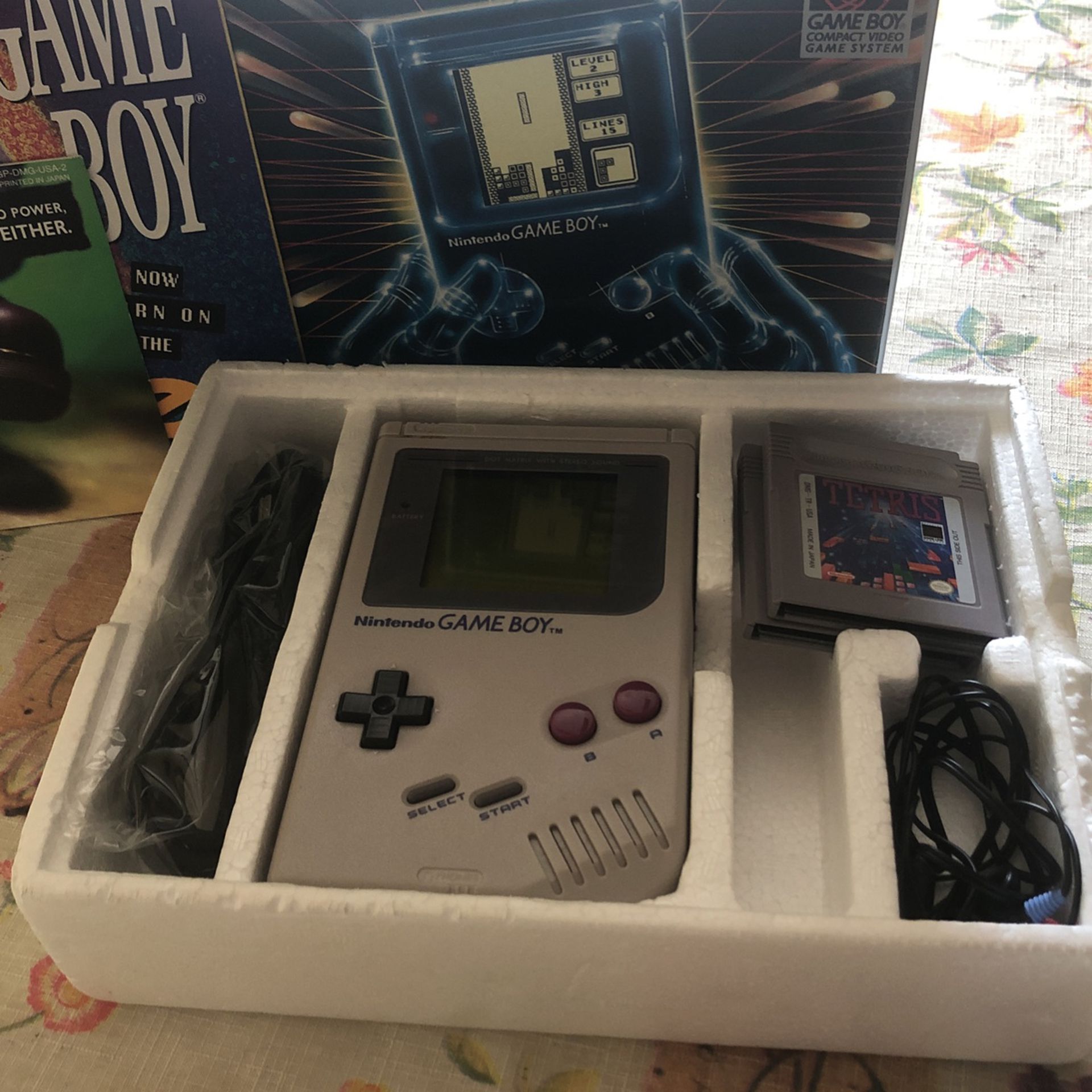 Nintendo GAME BOY OFFICIAL COMPACT VIDEO GAME SYSTEM  ORIGINAL PACKAGING 