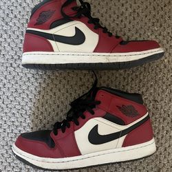 Air Jordan 1 Mid ‘Chicago Black Toe’