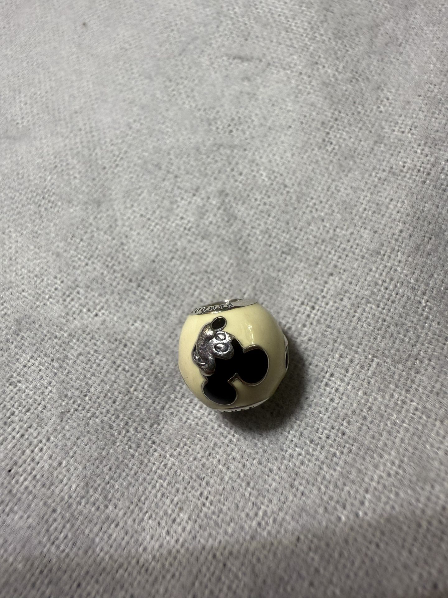 Crème Mickey Pandora Charm