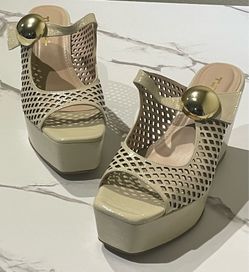 Novus Sienna Off White Crinkle Patent Platform Wedge Mules Women’s Size 8 with Box