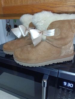 Women's UGGS New...Size 7 
