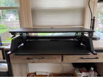 Standing desk with floor pad