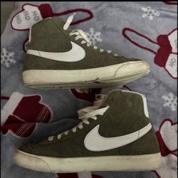 Nike Wmns Blazer Mid '77 Vintage 'Ol.. Medium Olive/Coconut Milk/Black/Sail