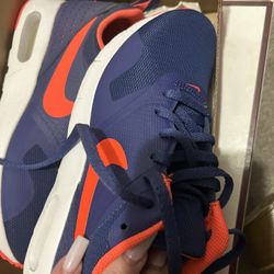 Nike air max Size 5 Youth Size Or  7 Women's 