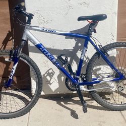 Trek 3700 Mountain Bike (Royal Blue Mint Condition)