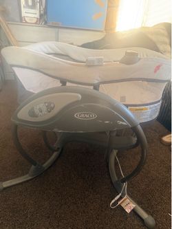 Graco musical swinging bassinet
