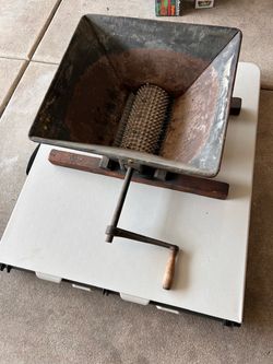 Manual apples crusher