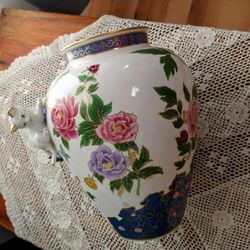 Franklin Mint " The Vase of the Imperial Cats ".  1989 Limited Edition 