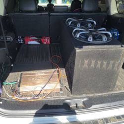 UNAS BOCINAS KICKER Y AMPLIFIER 