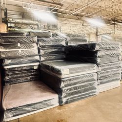 Queen Mattress ( Double Aides) Come With Free Box Spring - Delivery 🚚 Available