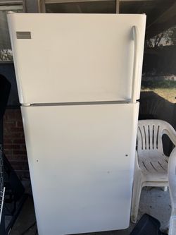 Frigidaire top freezer refrigerator