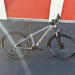 Trek Marlin 6 small frame 27.5 inch wheel hydraulic brakes