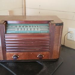 Antique GE Old Fashioned Radio