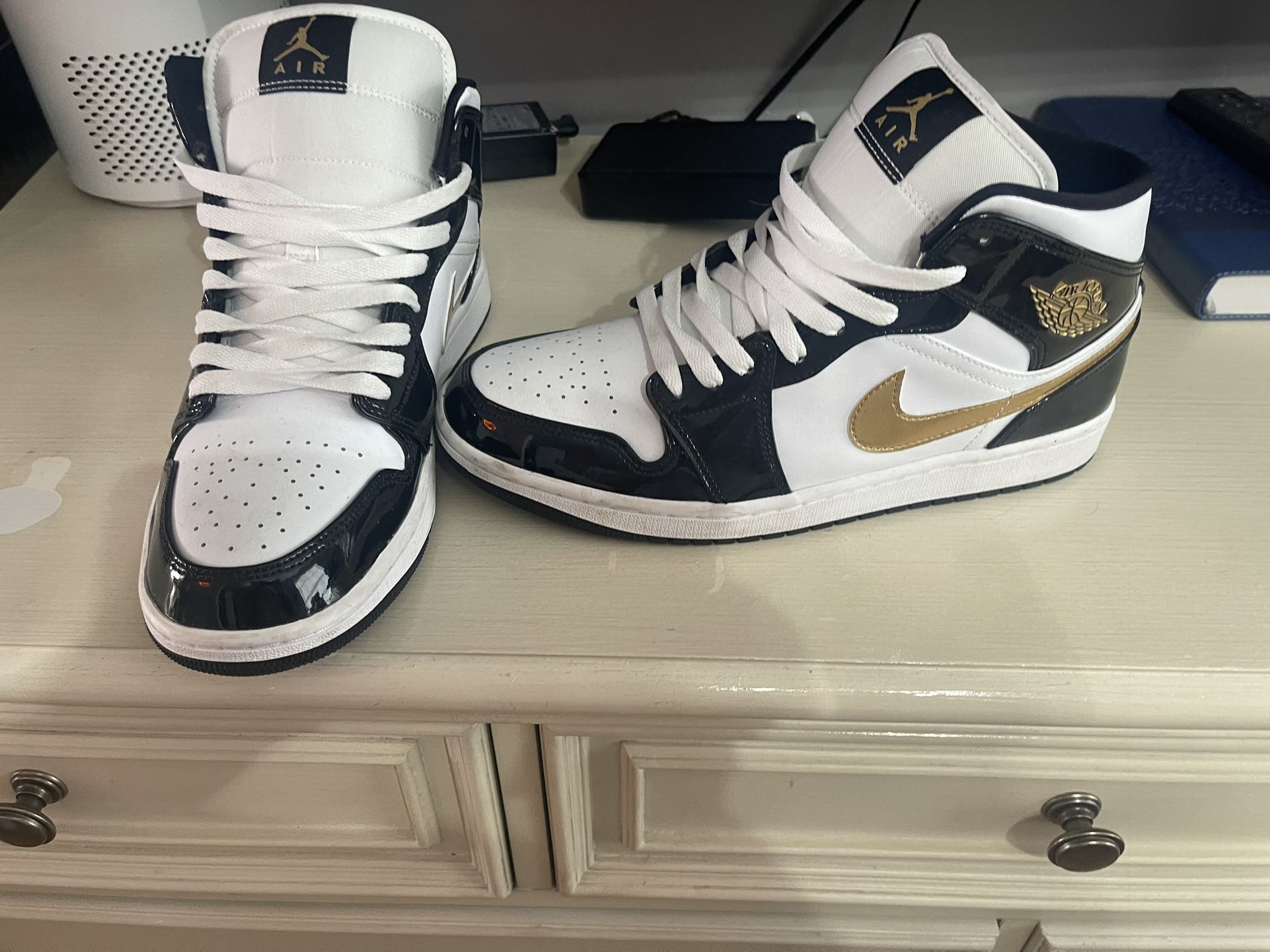 Jordan 1 Mid Patent Black/white Gold