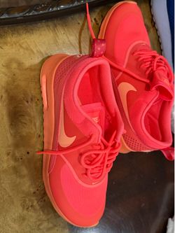 Woman’s Nike shoes size 7