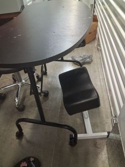 Full nail table set.