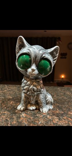 The big green eyed kitty statue