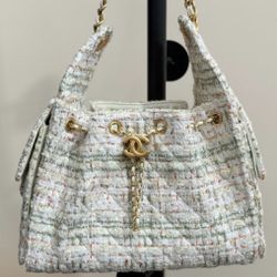 Creamy Tweed Hobo Bag With Gold Hardware. 