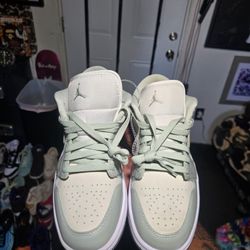 Nike Air Jordan 1 Low
Seafoam Sail (Women's) Women's Size 9 Or Men's Size 7.5 Brand New 