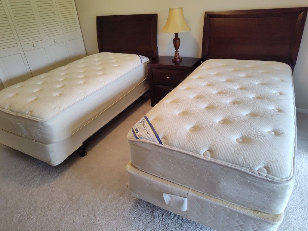 SALE $200 / Beautiful bedroom set with 2 Twin size beds and mattresses / PRICE IS NEGOTIABLE