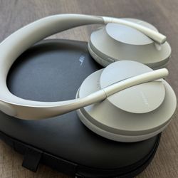 Like-New Bose Noise Cancelling Headphones 700 - Luxe Silver (Complete Set)