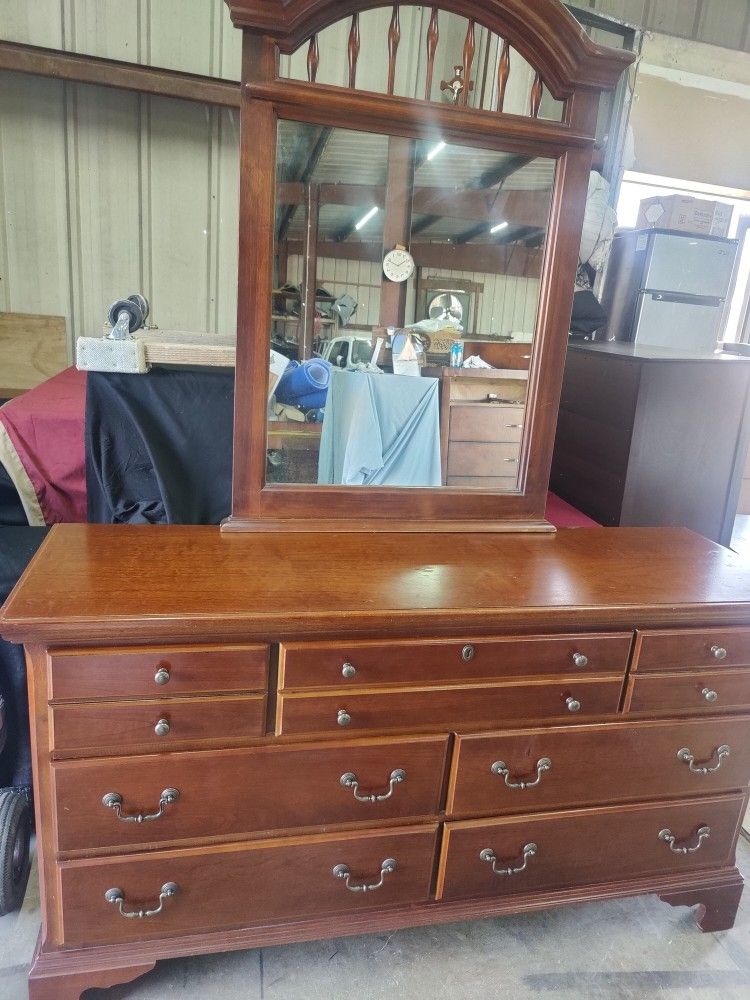 Dresser With Mirror