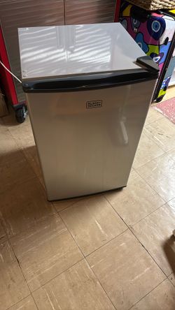 BLACK AND DECKER MINI FRIDGE 4.3 Cu/ft