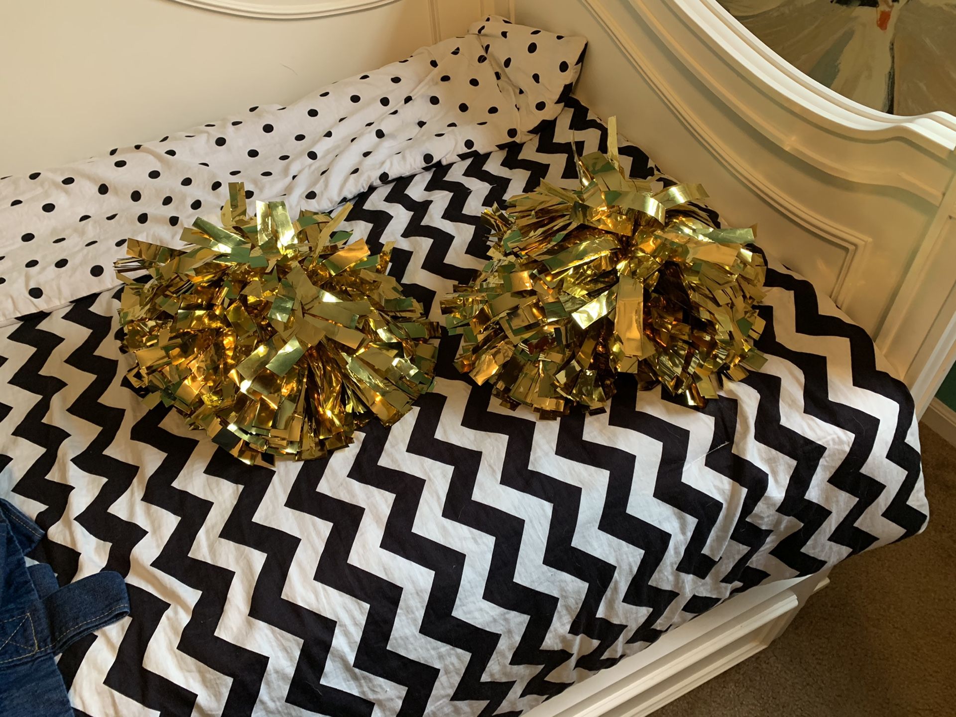 Set of Gold Cheerleading Pom Poms