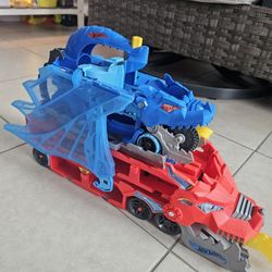 Hot Wheels City Ultimate Dual Dragon Transporter playse