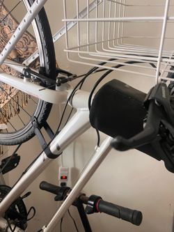 Road bike with bike stand, pump, basket