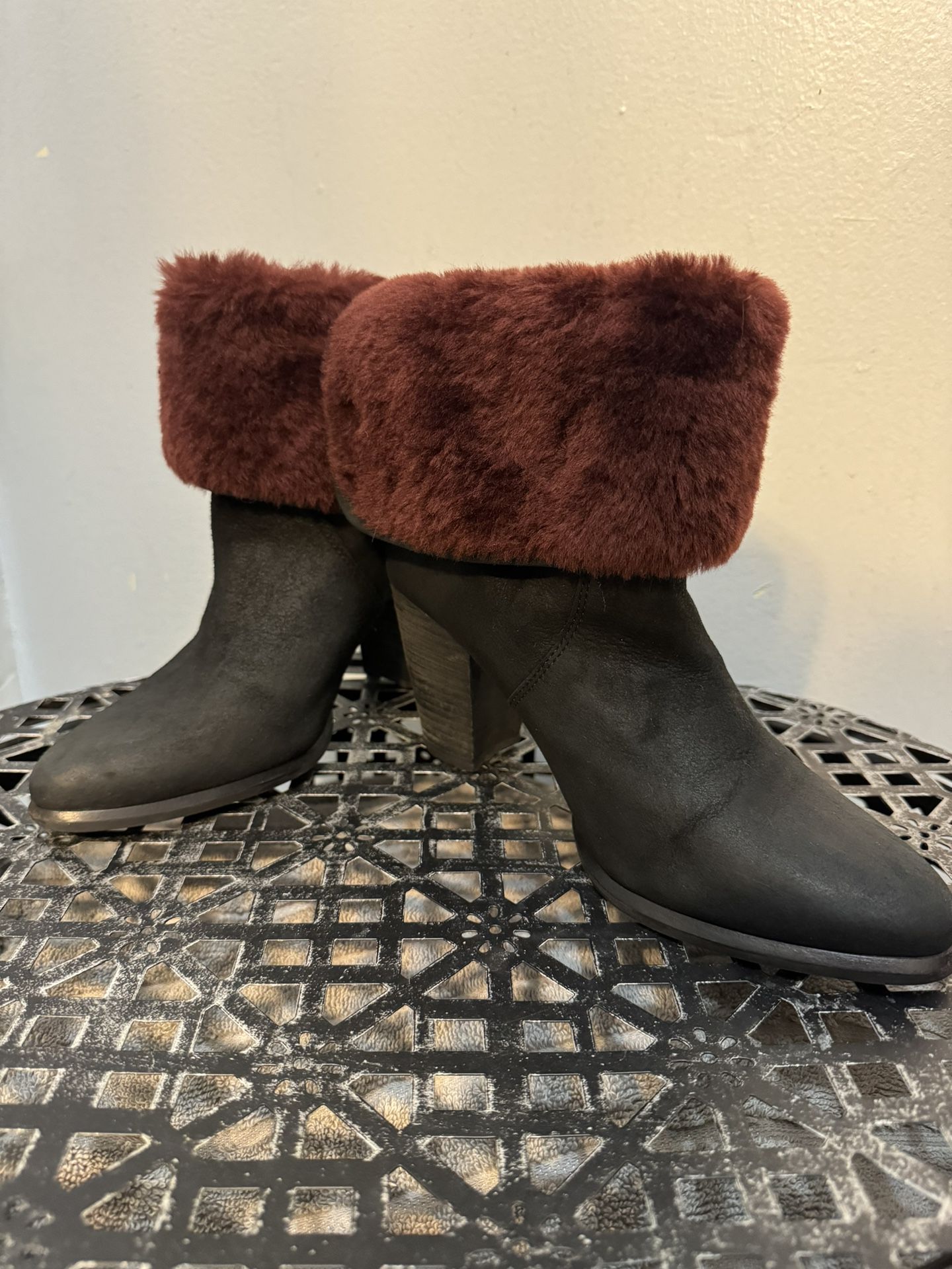 Ugg Shearling lined Black boots 7.5/8