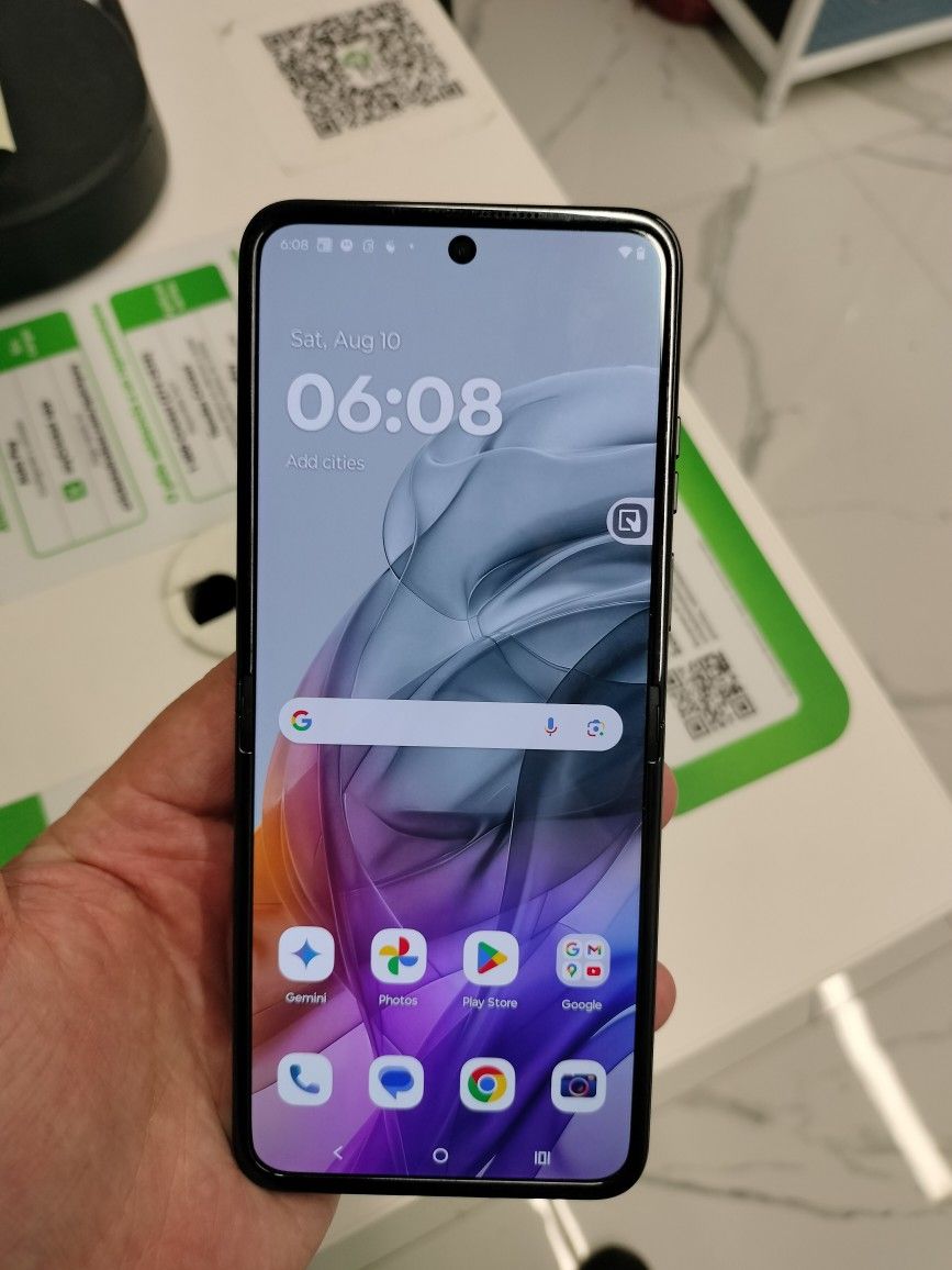 ONLY $319.99 MOTO RAZR 2024 (256GB) KOALA GRAY 🩶